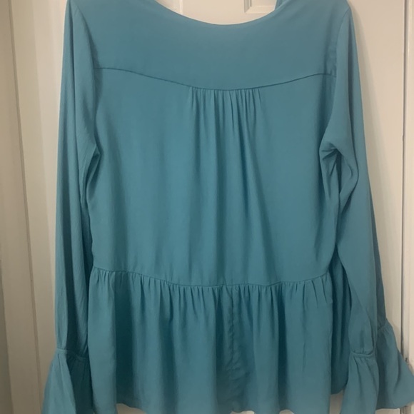 Aqua crepe fabric NWT Francesca’s cross over blouse bell sleeve Medium - Picture 6 of 11